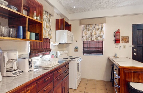 San Pedro Apartment | Perfectly located apartment w/WiFi, AC, shared garden/pool - steps to seashore