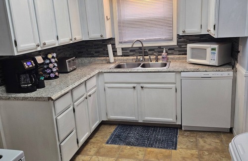 Lansing House | Pet and family friendly-3 bedroom home-MSU Campus 10 min away!