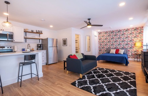Southside Apartment | Pet-Free Studio Rental on 2nd Floor w/Parking