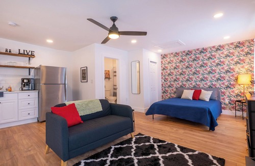 Southside Apartment | Pet-Free Studio Rental on 2nd Floor w/Parking