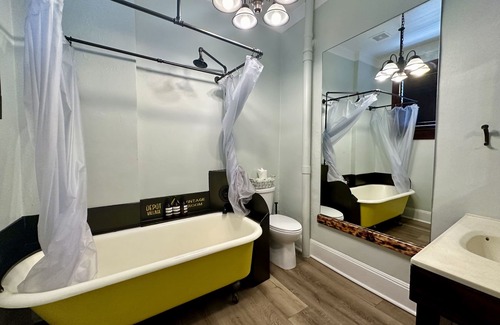 Gainesville Hotel | Pet friendly 1bd/1b unit with full kitchen and dining area