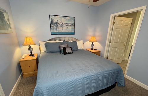 Huddleston Resort | Pet friendly 2 bedroom waterfront resort w/ Amenities Mariners Landing
