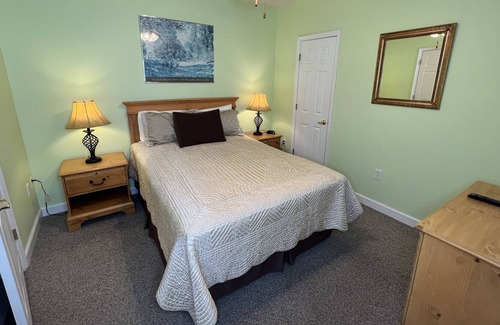 Huddleston Resort | Pet friendly 2 bedroom waterfront resort w/ Amenities Mariners Landing