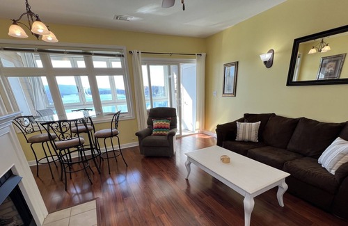 Huddleston Resort | Pet friendly 2 bedroom waterfront resort w/ Amenities Mariners Landing