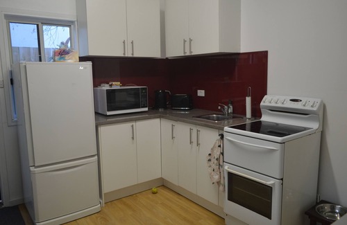 Safety Beach Cottage | Pet Friendly 2 min walk to Beach, Shops, 5 min walk to Dog Beach Tassells Cove