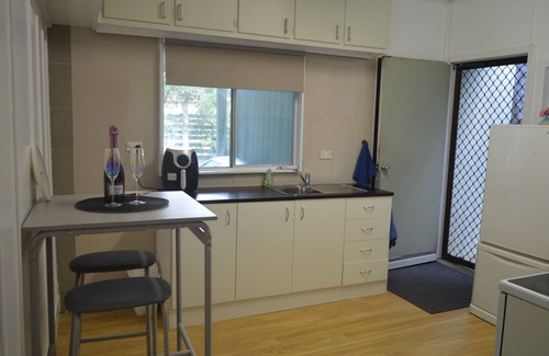 Safety Beach Cottage | Pet Friendly 2 min walk to Beach, Shops, 5 min walk to Dog Beach Tassells Cove