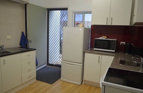 Safety Beach Cottage | Pet Friendly 2 min walk to Beach, Shops, 5 min walk to Dog Beach Tassells Cove