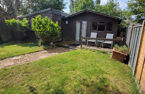Bournemouth Cabin | Pet Friendly - 4 Guests - 13 min to the Beach