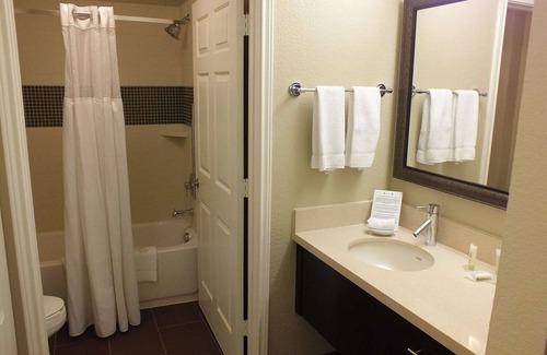 Las Colinas Hotel | Pet-friendly Accommodation w/Free Breakfast and Private Parking!