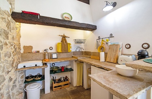 Charneca House | Pet-Friendly 'Algarve Charming Rural 1Br Villa' with Shared Terrace, Shared Pool & Wi-Fi