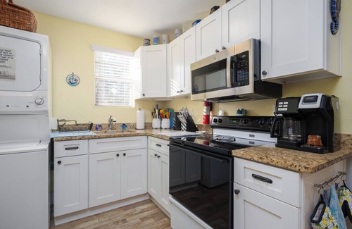 Marineland Acres House | Pet Friendly Apartment- Walk To The Beach