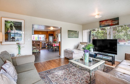 Grand Lake Apartment | Pet-Friendly Apartment: 1 Mi to Lake Merritt!