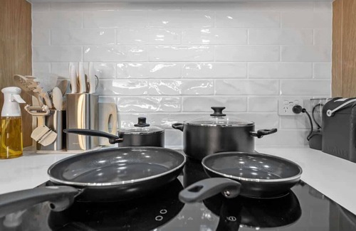 Surfers Paradise Apartment | Pet-Friendly Riverview Apt Modern Pool & Parking