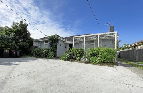 Parkdale House | Pet-friendly Bayside 4BR Rental House near Mentone
