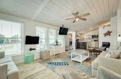 Galveston House | Pet Friendly Beachside Home w/Screened-in Deck, Open Deck & Beach Gear