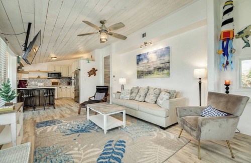 Galveston House | Pet Friendly Beachside Home w/Screened-in Deck, Open Deck & Beach Gear
