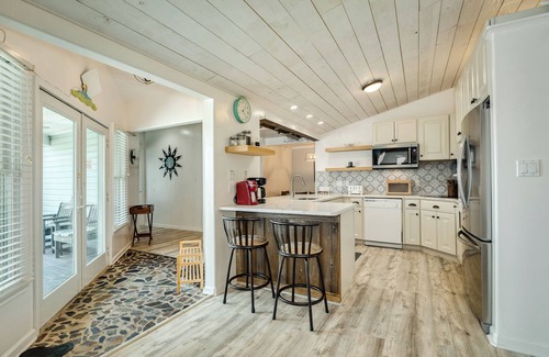 Galveston House | Pet Friendly Beachside Home w/Screened-in Deck, Open Deck & Beach Gear