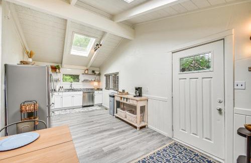 Buxton House | Pet-Friendly Buxton Home with Balcony, 2 Mi to Beach