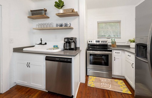 Saint Simons Island Cottage | Pet Friendly Cottage! One short block to beach! Walk to shops and dining!
