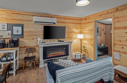 Eureka Springs Cabin | Pet-Friendly Cabin | Balcony · Hot Tub · Starlink