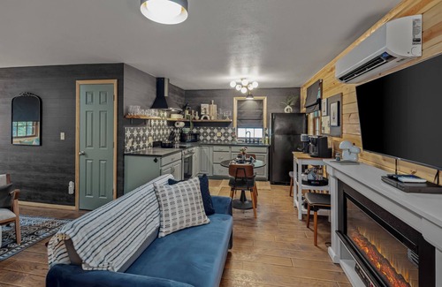 Eureka Springs Cabin | Pet-Friendly Cabin | Balcony · Hot Tub · Starlink