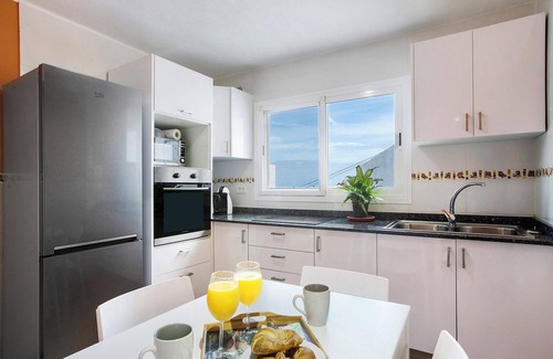 Galdar House | Pet-Friendly "Casa Buenavista" with Sea and Mountain Views, Private Terrace & Wi-Fi