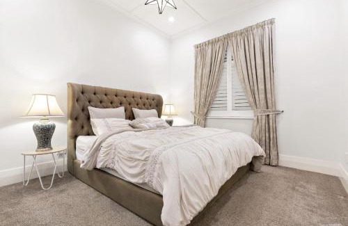 Northcote Villa | Pet friendly centrally located 3 bed aircon home