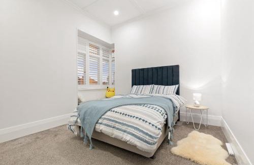 Northcote Villa | Pet friendly centrally located 3 bed aircon home