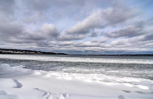 Charlevoix House | Pet-Friendly Charlevoix Cabin Walk to Lakefront!