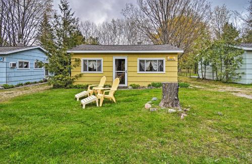 Charlevoix House | Pet-Friendly Charlevoix Cabin Walk to Lakefront!