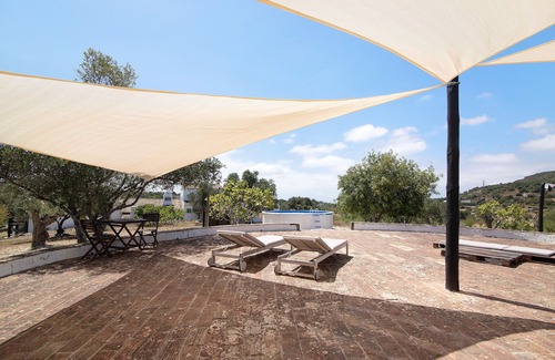 Charneca House | Pet-Friendly 'Charming 2Br Colonial Villa' with Shared Terrace, Shared Pool & Wi-Fi
