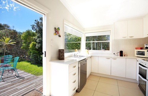 Culburra Beach House | Pet-friendly classic beach house with huge backyard, modern kitchen and bath