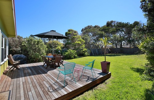 Culburra Beach House | Pet-friendly classic beach house with huge backyard, modern kitchen and bath