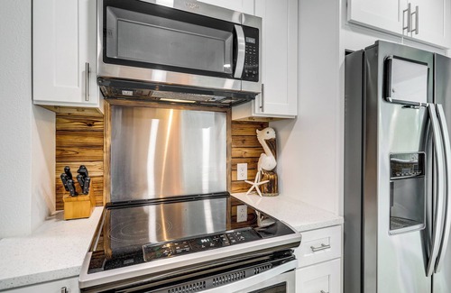 Venetian Way Cottage | Pet-friendly Cocoa Beach Home: Walk to Beach!