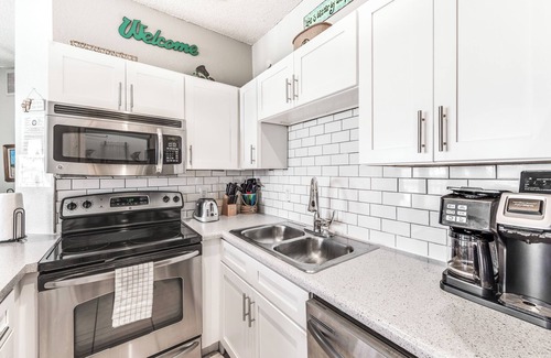 Corpus Christi Condo | Pet-Friendly, Condo w/Hot Tub, Pool, Private Pond, & Close to the Beach