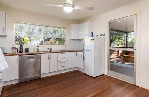 Bongaree House | Pet Friendly Cottage with Waterviews