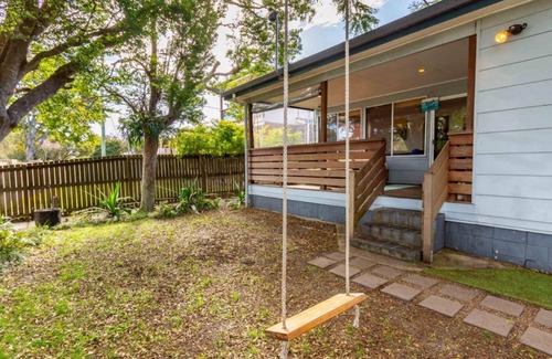 Bongaree House | Pet Friendly Cottage with Waterviews
