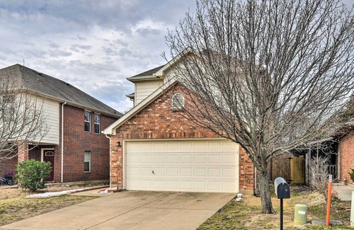 Dallas House | Pet-Friendly Dallas Home w/ Fenced Backyard!