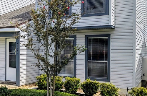 Fernandina Beach Condo | Pet-Friendly End Unit – 2BR Townhome 3-Min Walk to Beach Tennis-Quiet Spot