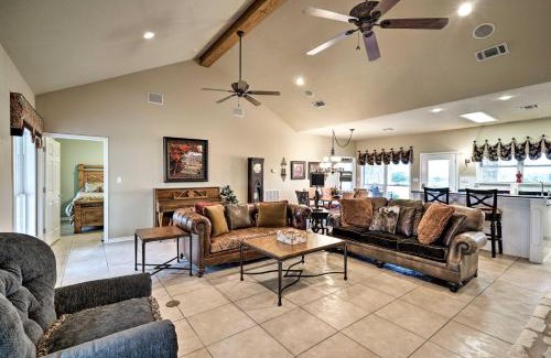 Waelder House | Pet-Friendly Flatonia House with Patio and Gazebo!