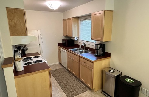 Sand Lake House | Pet friendly, fully-fenced, super safe, extremely comfortable near hospitals!