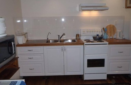 Kuttabul Apartment | Pet friendly 'Glamping' on ground level of 2-storey house with rural views