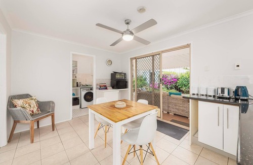Oxenford House | Pet friendly Gold Coast holiday home, Sleeps 7, 10min walk to 'Wet n Wild'