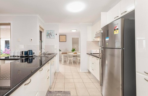 Oxenford House | Pet friendly Gold Coast holiday home, Sleeps 7, 10min walk to 'Wet n Wild'