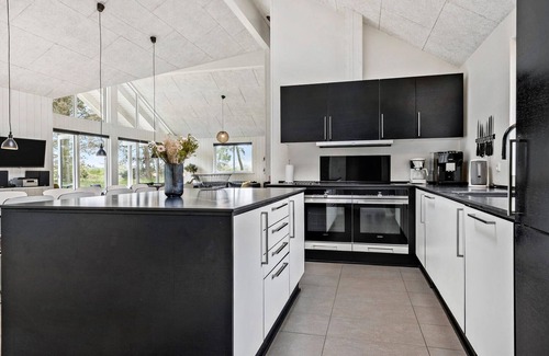 Bedegaard House | Pet friendly home in Nexø with kitchen