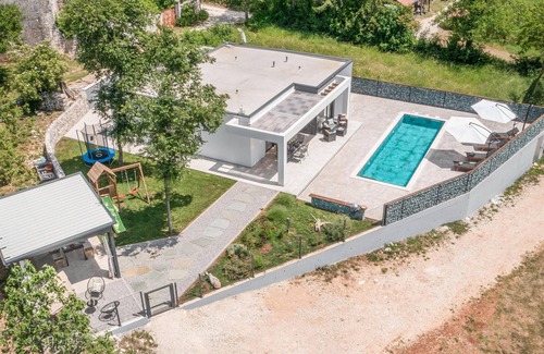 Tinjan House | Pet friendly home in Tinjan