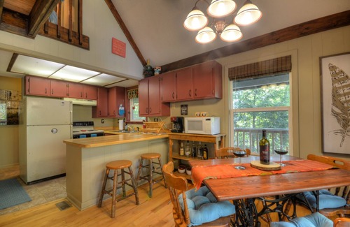 Almond Ski Chalet | Pet Friendly. Hot Tub. Fireplace. Grill. Outdoor Firepit. WIFI. Community Lake.