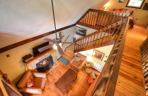 Almond Ski Chalet | Pet Friendly. Hot Tub. Fireplace. Grill. Outdoor Firepit. WIFI. Community Lake.