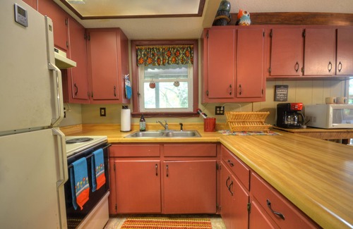 Almond Ski Chalet | Pet Friendly. Hot Tub. Fireplace. Grill. Outdoor Firepit. WIFI. Community Lake.