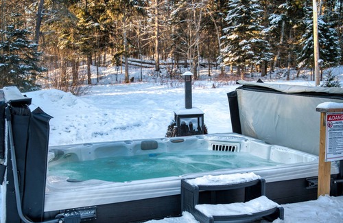 La Macaza Cottage | Pet Friendly Large Family Getaway - 30 Minutes from Ski Hills